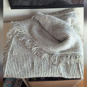 🌜 Gently used Club Monaco infinity scarf🌛